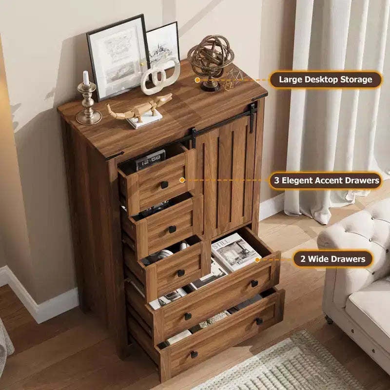 Comò a 5 cassetti con anta scorrevole a granaio, cassettiera in legno alta 122 cm