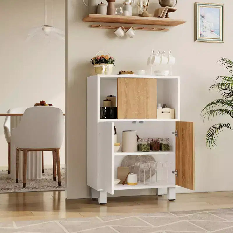 Credenza in legno con ante scorrevoli e ripiani regolabili