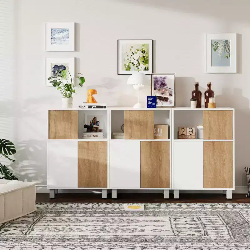Credenza in legno con ante scorrevoli e ripiani regolabili