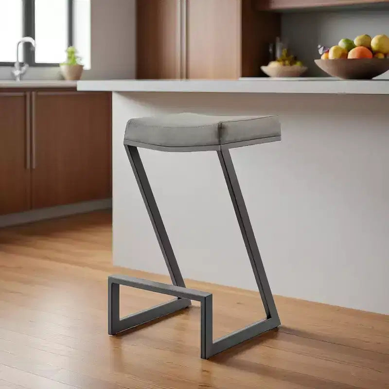 Sgabello da bar senza schienale, altezza bancone, 66 cm, seduta in similpelle grigia con struttura in ferro nero