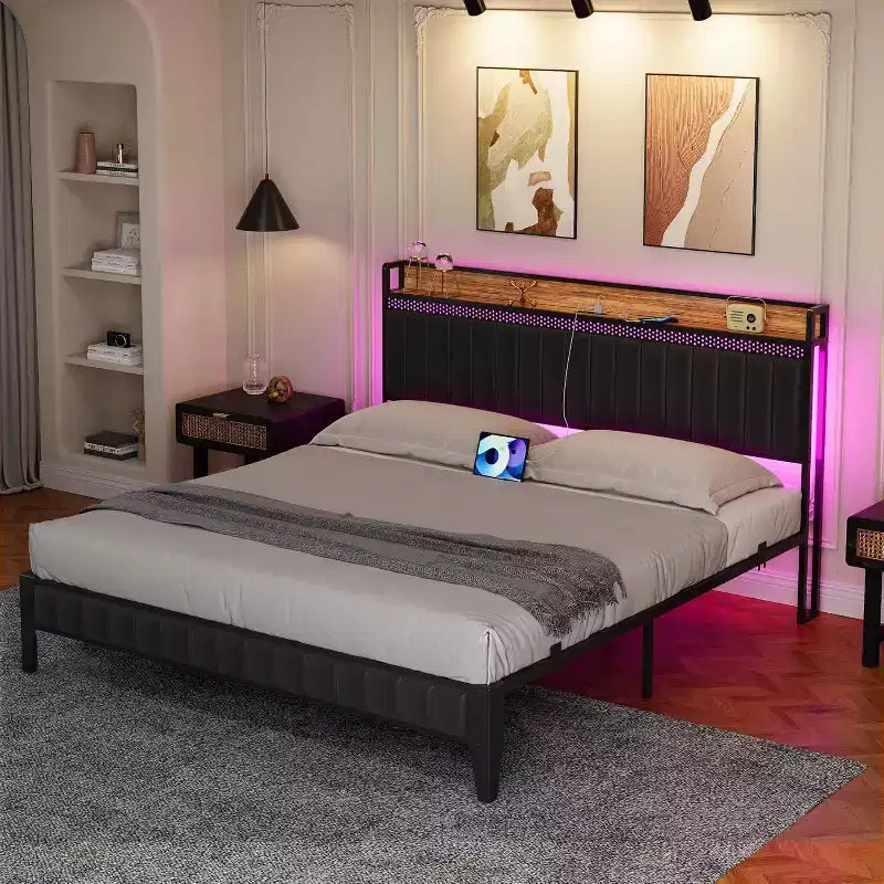 Base letto imbottita con testiera a LED, mensola portaoggetti e stazione di ricarica