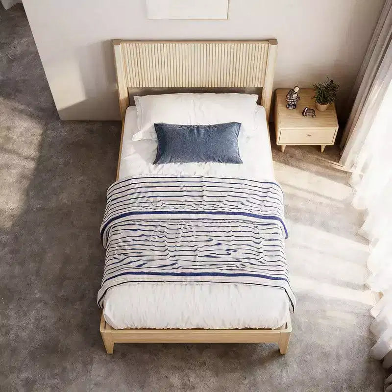 Struttura letto a piattaforma in legno massello con testiera a doghe